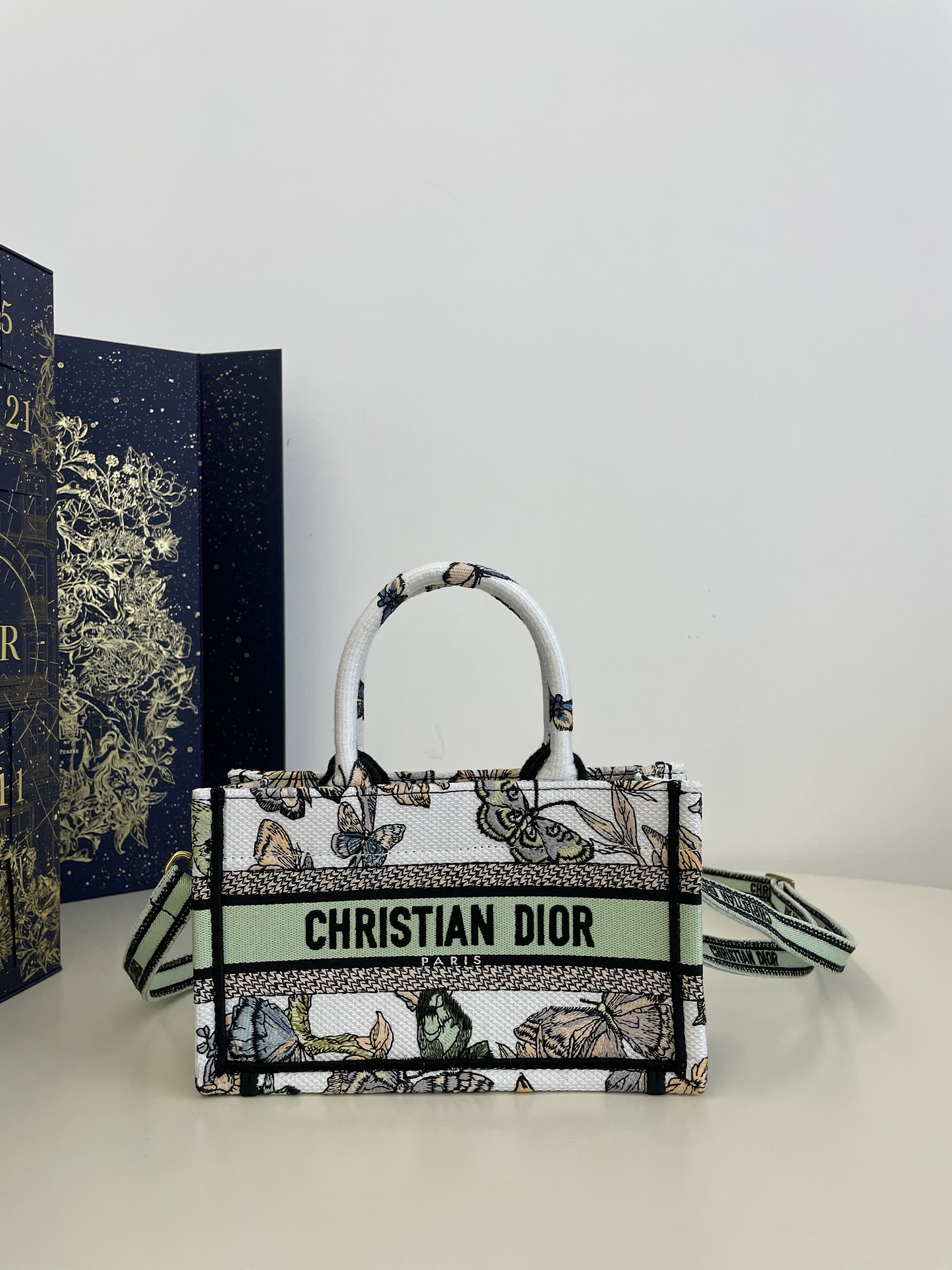 TOP Christian Dior Butterfly Embroidery Pattern Tote Handbags 21.5cm/36cm - 2 Sizes