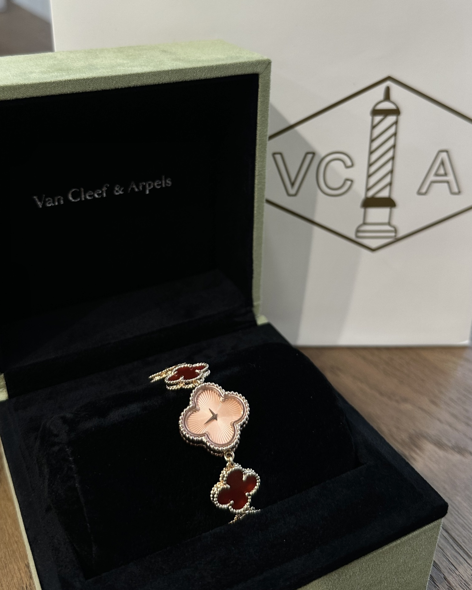 TOP Van Cleef & Arpels Sweet Alhambra Bracelet Watch - Gold