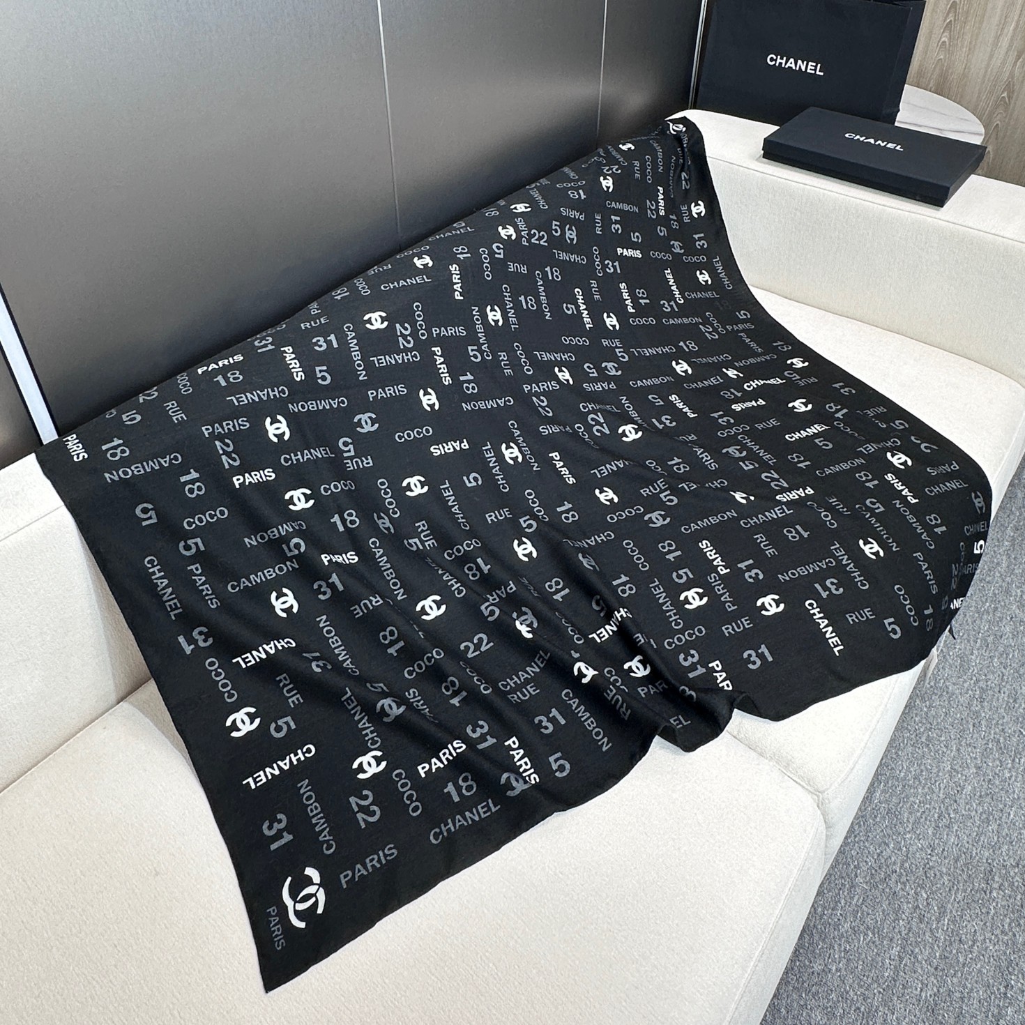 TOP CHANEL Cashmere Scarf 140X140 cm - Black and White