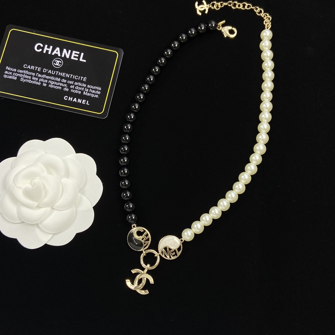 TOP CHANEL Black and White Pearl Necklace