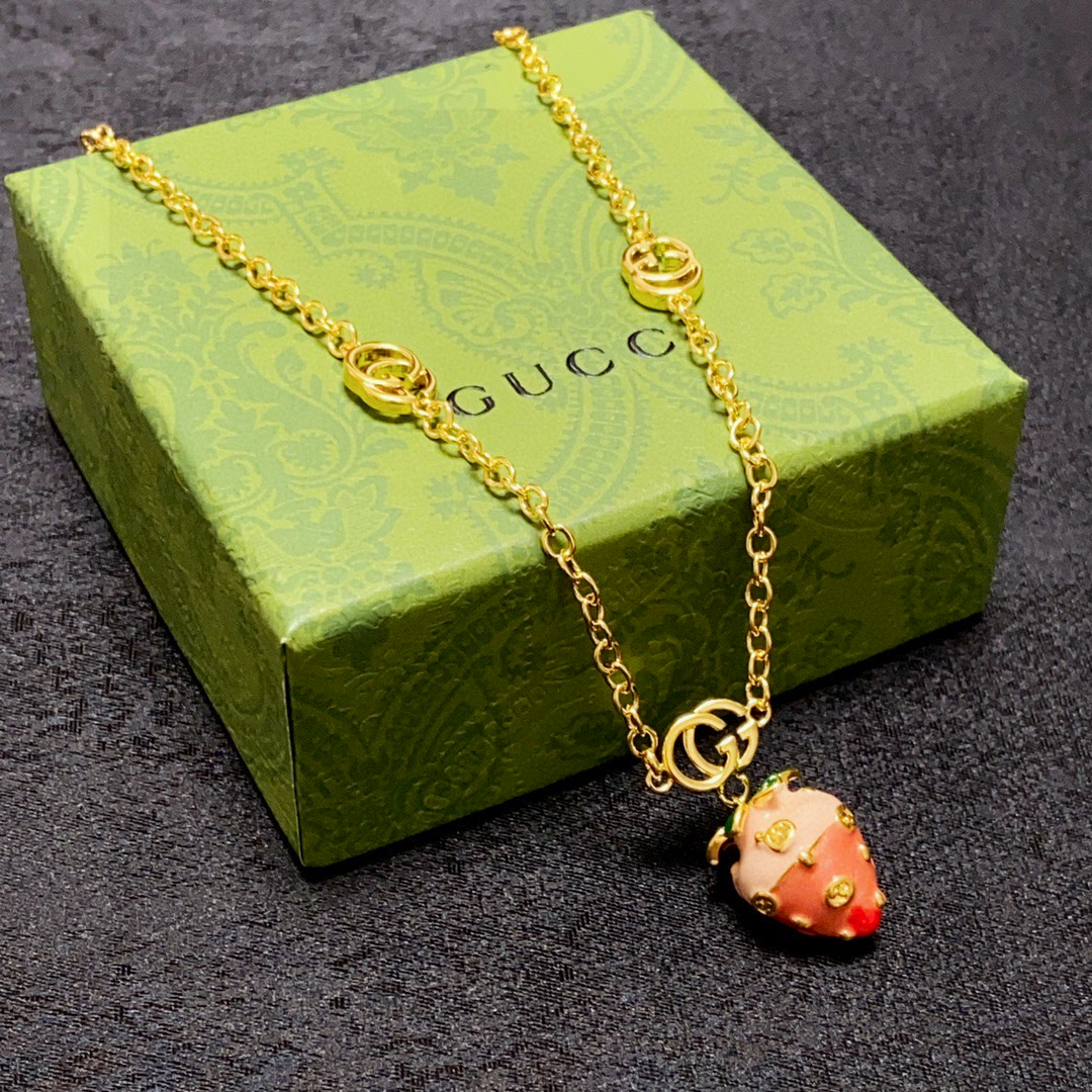 TOP GUCCI Strawberry Pendant Necklace