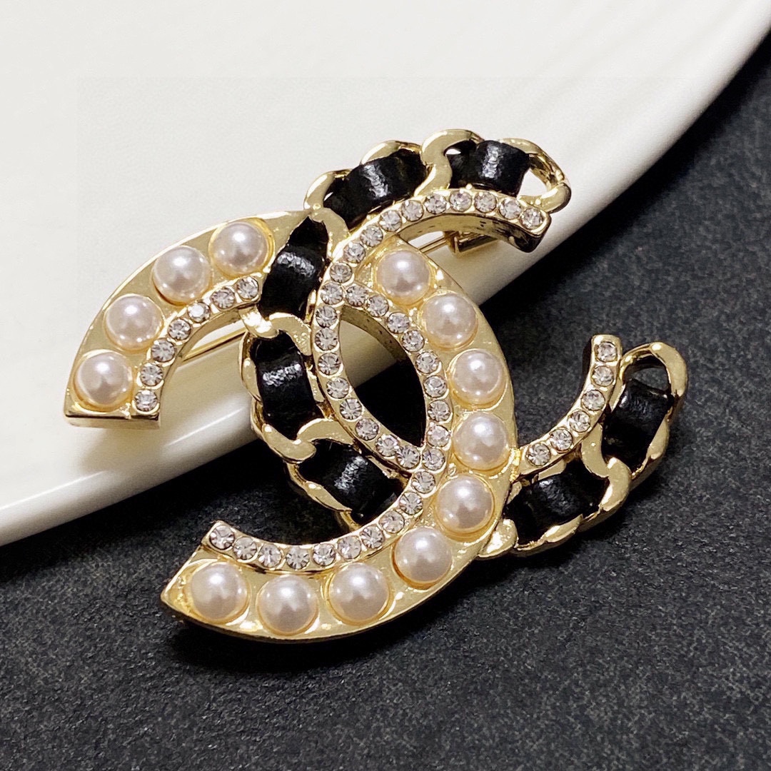 TOP CHANEL New Leather And Pearl Studded Brooch