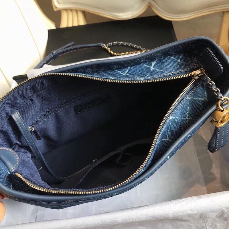 TOP CHANEL Gabrielle Bag Hobo Printed Denim and Leather Small 20cm - Navy Blue