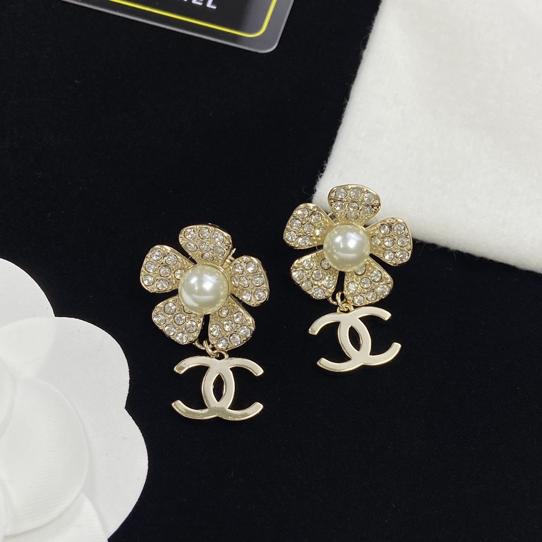 TOP CHANEL Metal Flower Pearl/Diamond Earrings - Gold