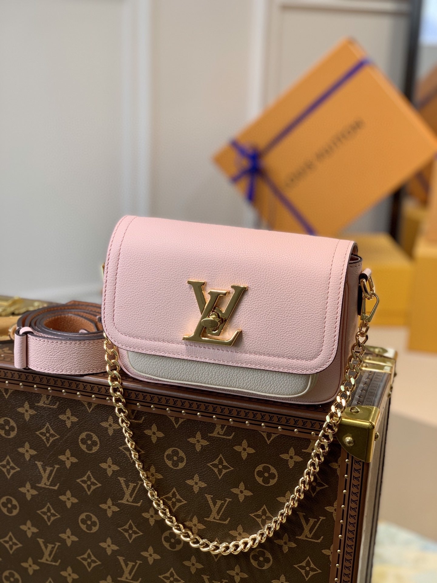 TOP Louis Vuitton LV Lock Me Tender 19×13 ×8 cm- Pink and Cream