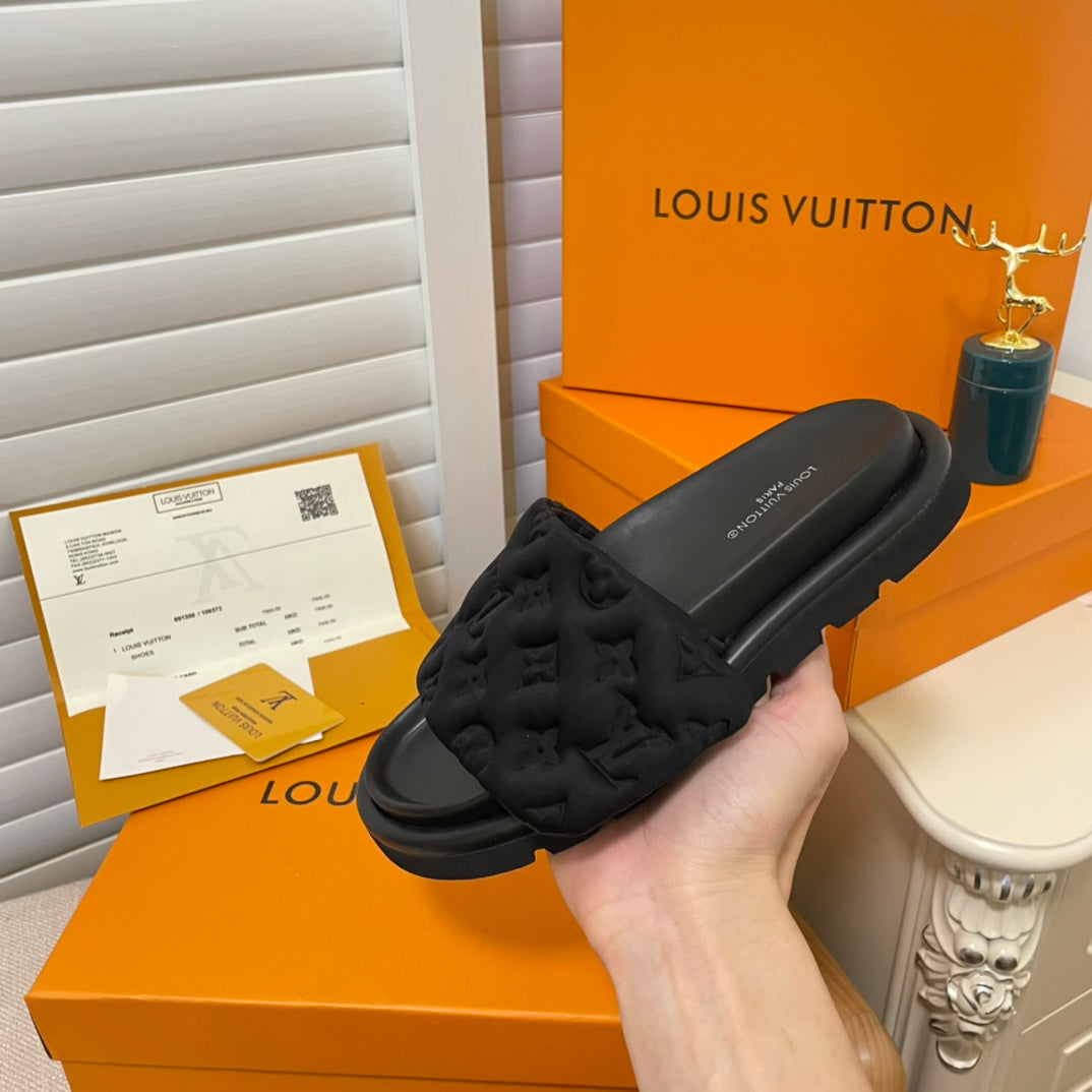 TOP Louis Vuitton LV L*V Pool Pillow Comfort Mule - Black