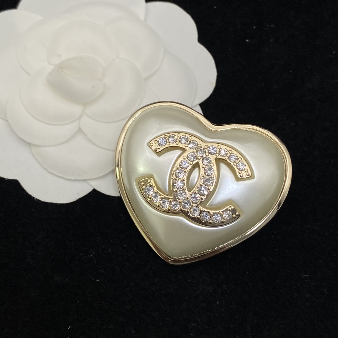 TOP CHANEL CC Heart Brooch - White