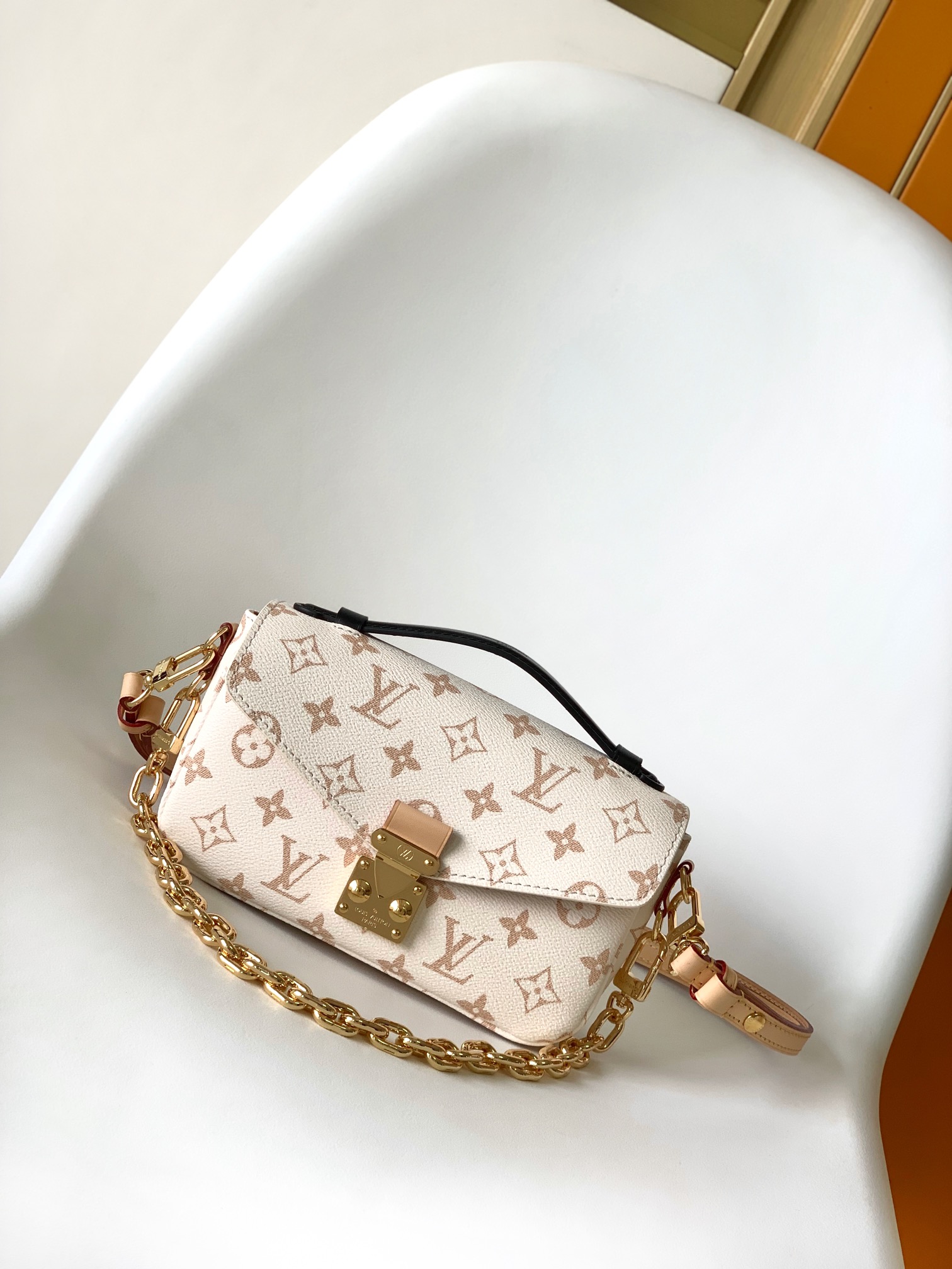TOP Louis Vuitton LV  East West Handbags 21.5x13.5x6cm - White&GHW
