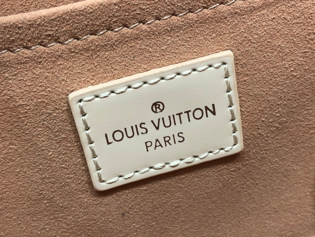 TOP Louis Vuitton LV  Cluny Epi Leather 20 x 16 x 7.5 cm- Creamy White