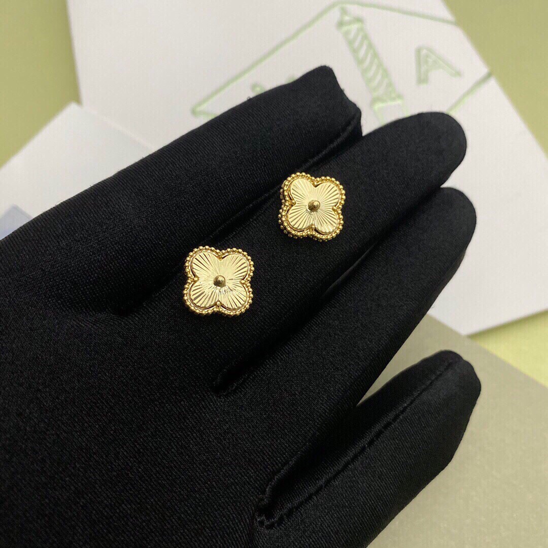 TOP Van Cleef & Arpels VCA 4 Cloverleaf Stud Earrings - Gold