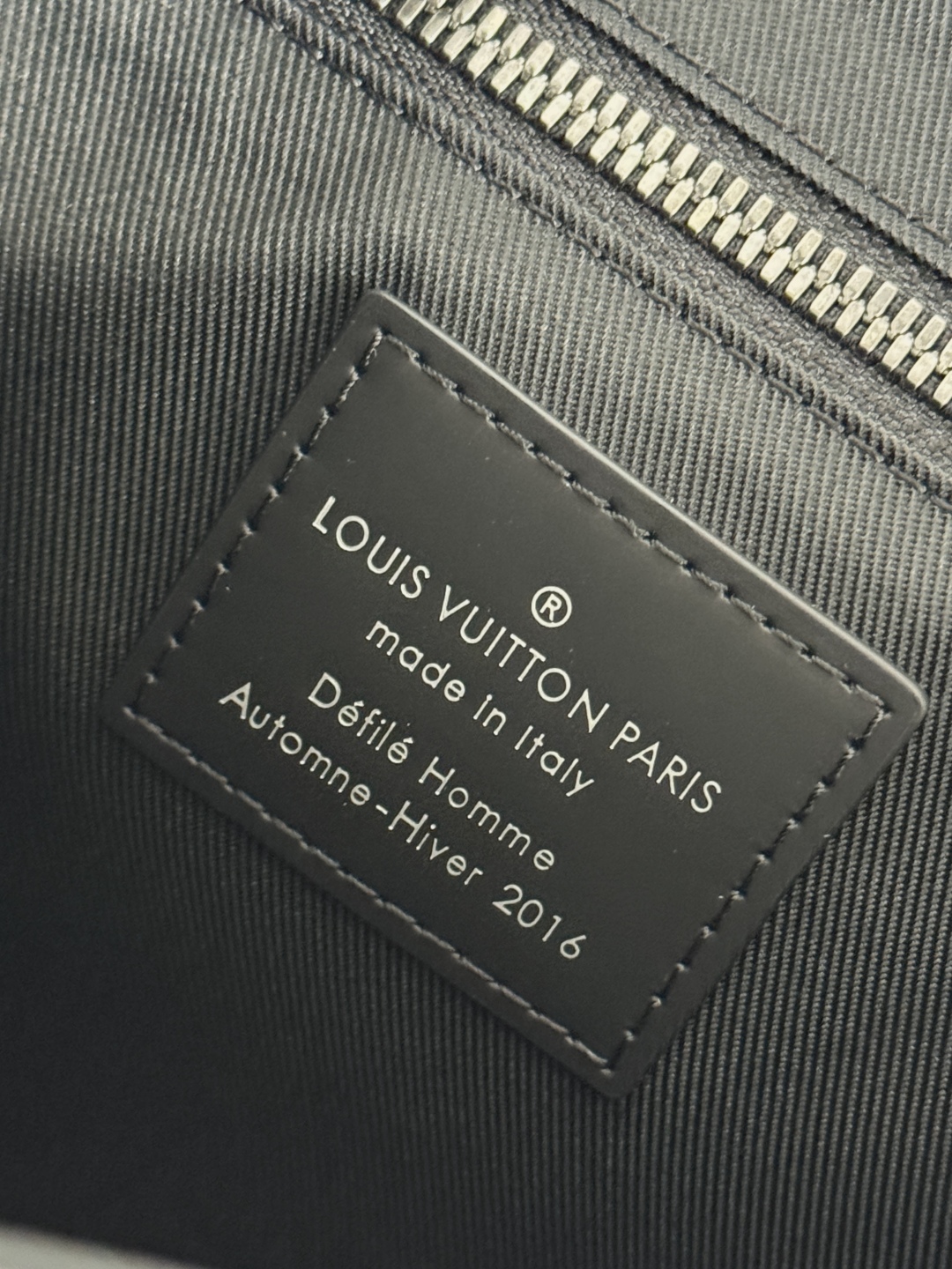 TOP Louis Vuitton LV Pochette Voyage Bag 33✖️22.5✖️11cm - Black