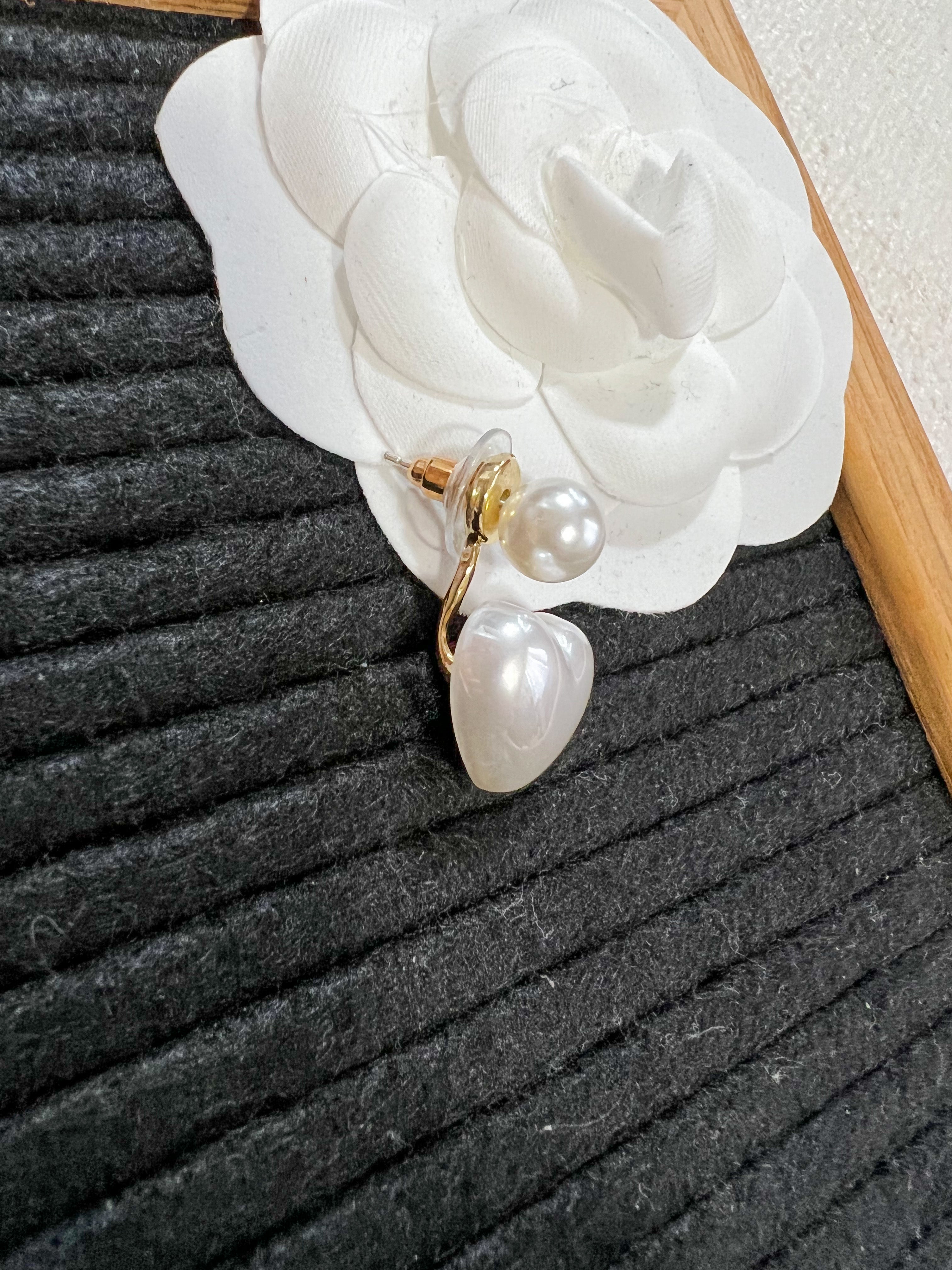 TOP CHANEL Pearly Heart Inspired Earrings