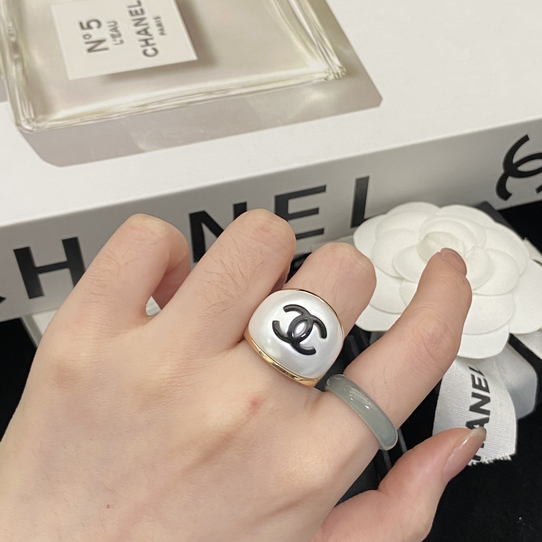 TOP CHANEL Ring - Gold and White