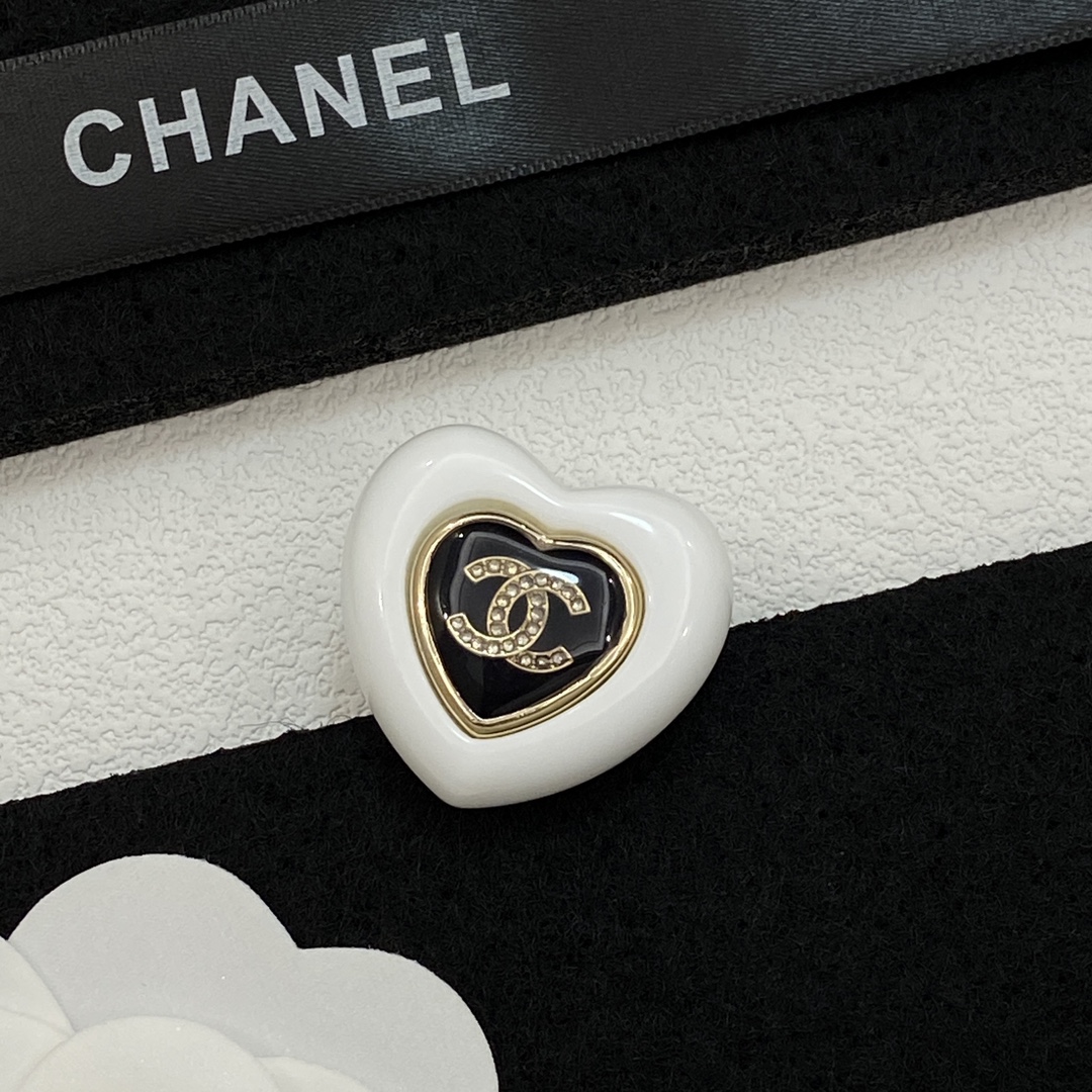 TOP CHANEL Brooch - White