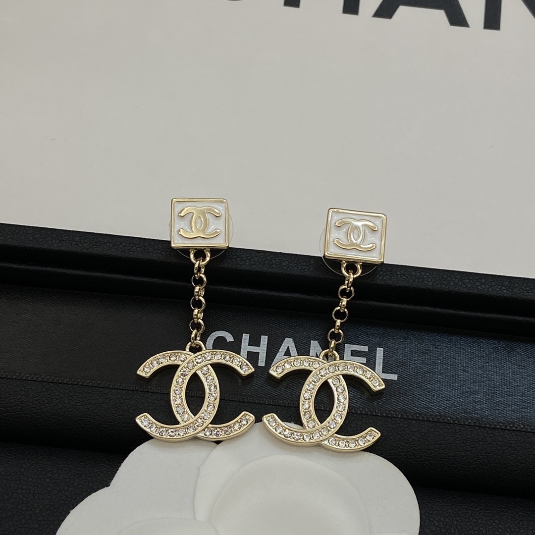 TOP CHANEL Pedant CC Earrings
