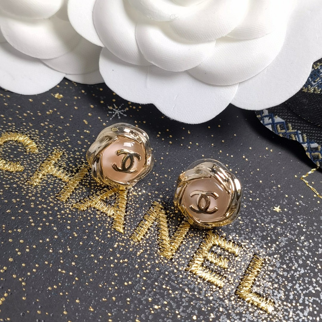 TOP CHANEL Rose Quartz Alphabet Round Earrings
