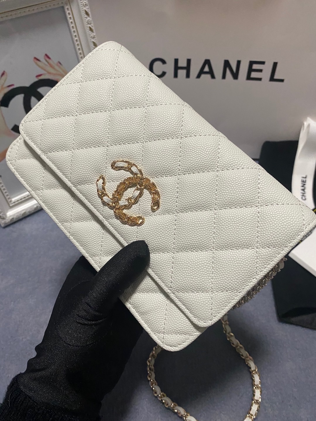 TOP CHANEL WOC Cowhide Bag 19cm - White