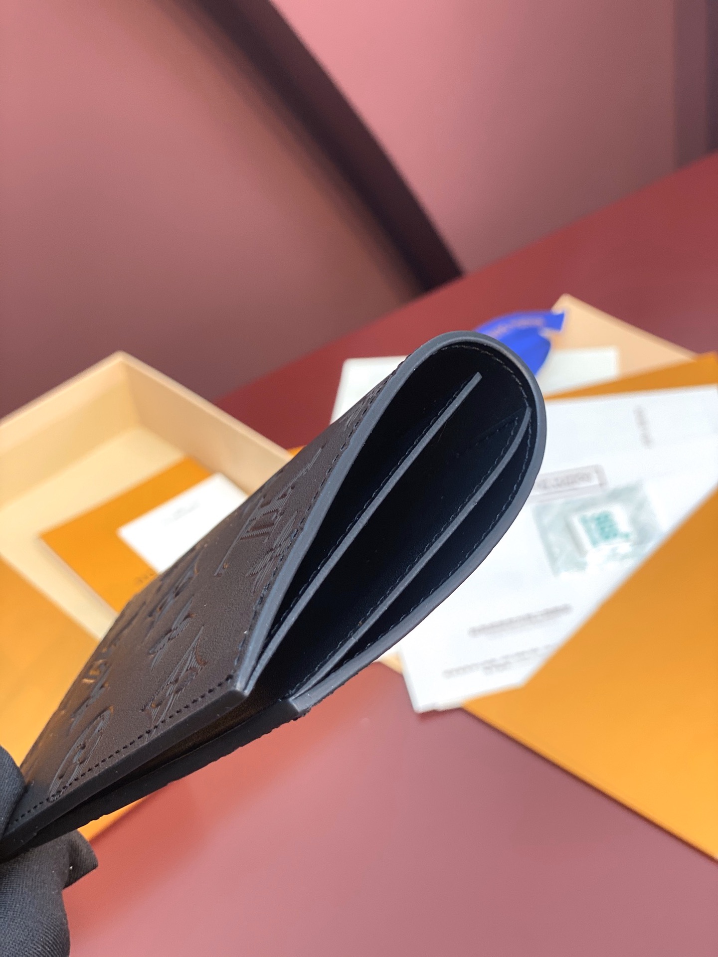 TOP Louis Vuitton LV Aerogram Wallet Monogram Shadow Embossed Leather 14X10x2.5cm - Black