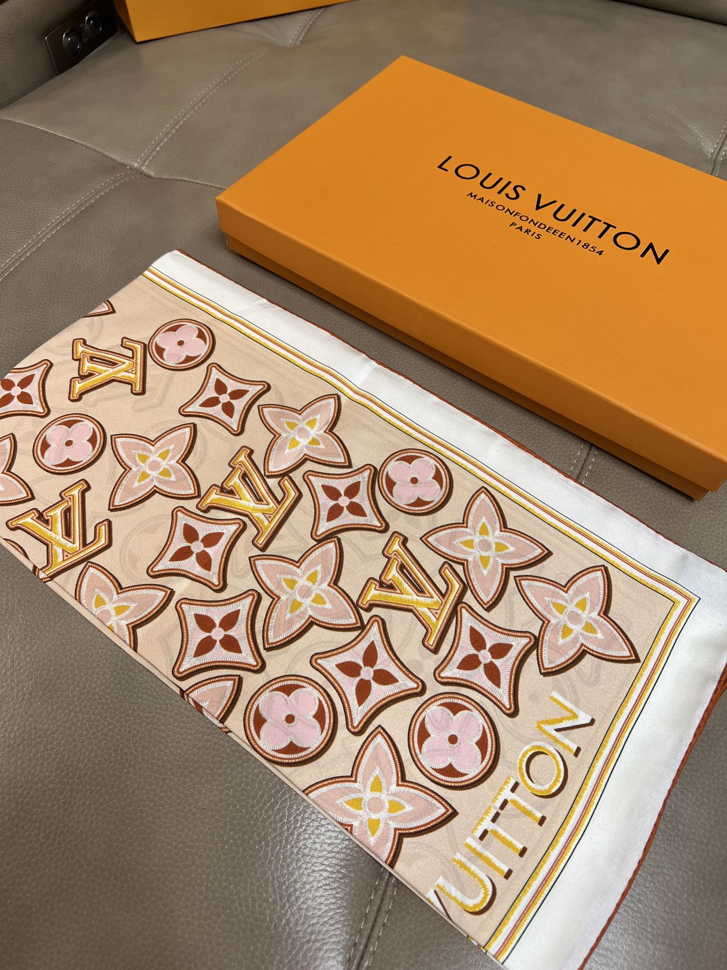 TOP Louis Vuitton LV Monogram Cascade Scarf