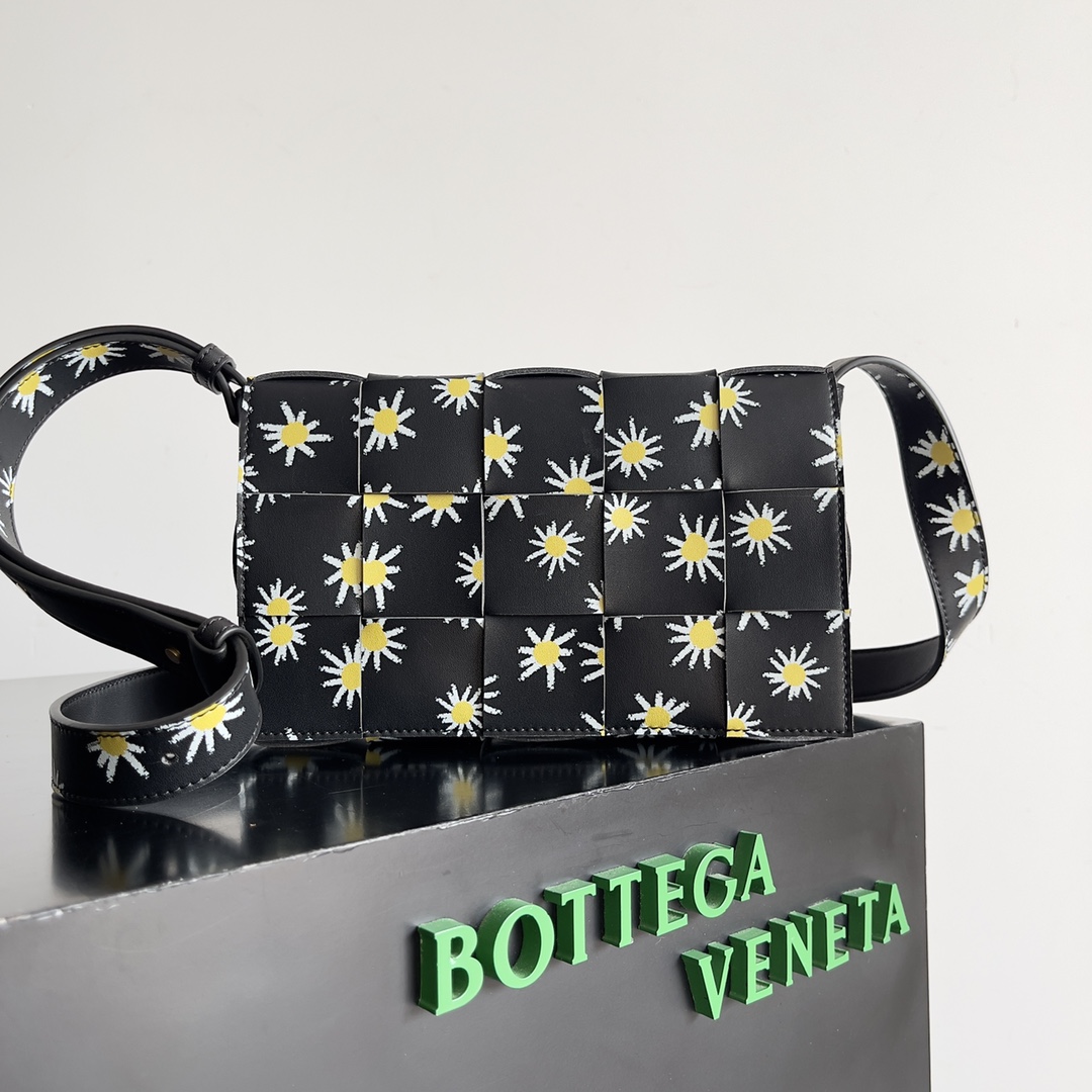 TOP Bottega Veneta Calfskin Weaving Cassette Bags - Black