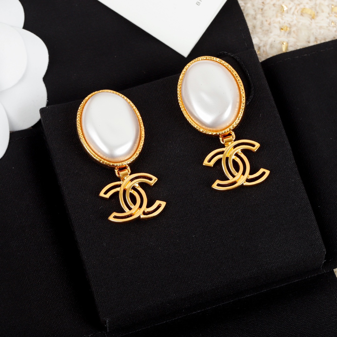 TOP CHANEL Vintage Gem Earrings - 3 Colors