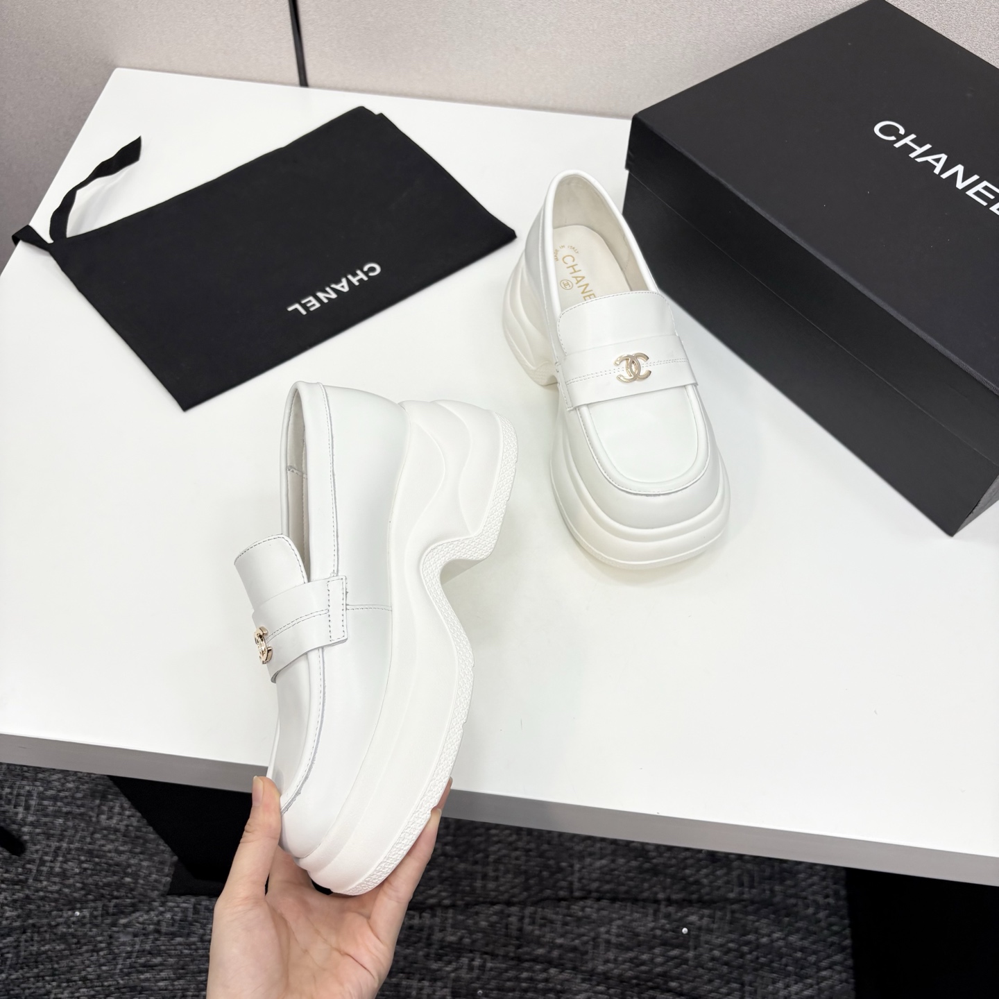 TOP CHANEL Shoes - 2 Color