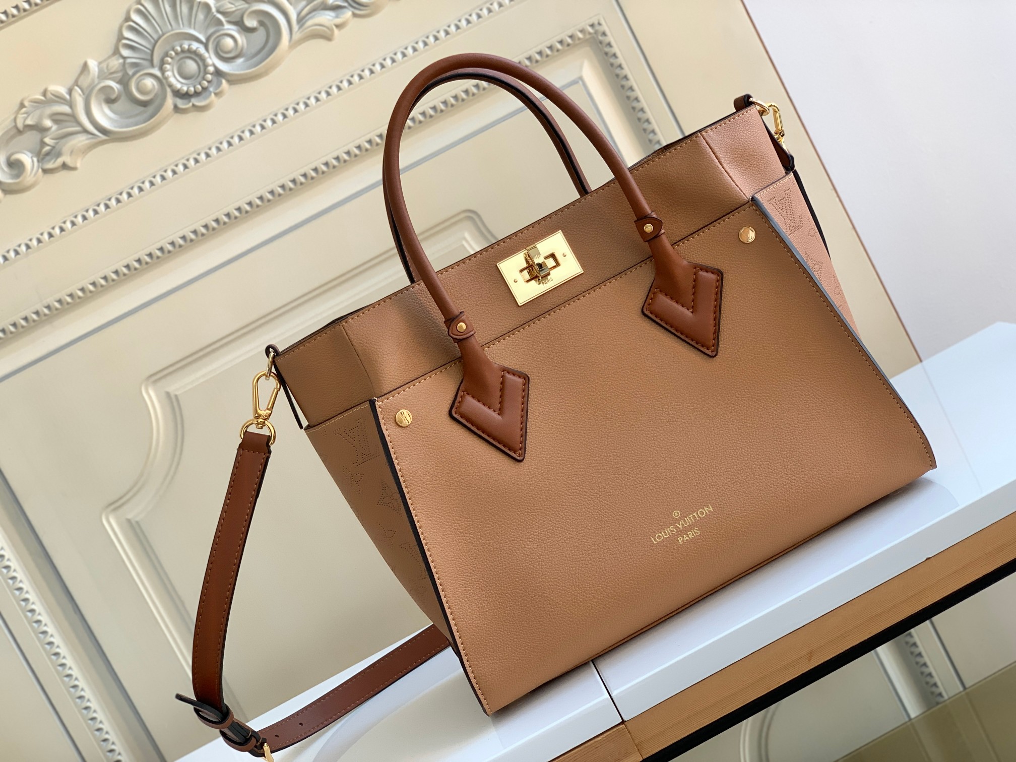 TOP Louis Vuitton LV On My Side Leather Bag 30.5x24.5x14cm - Brown