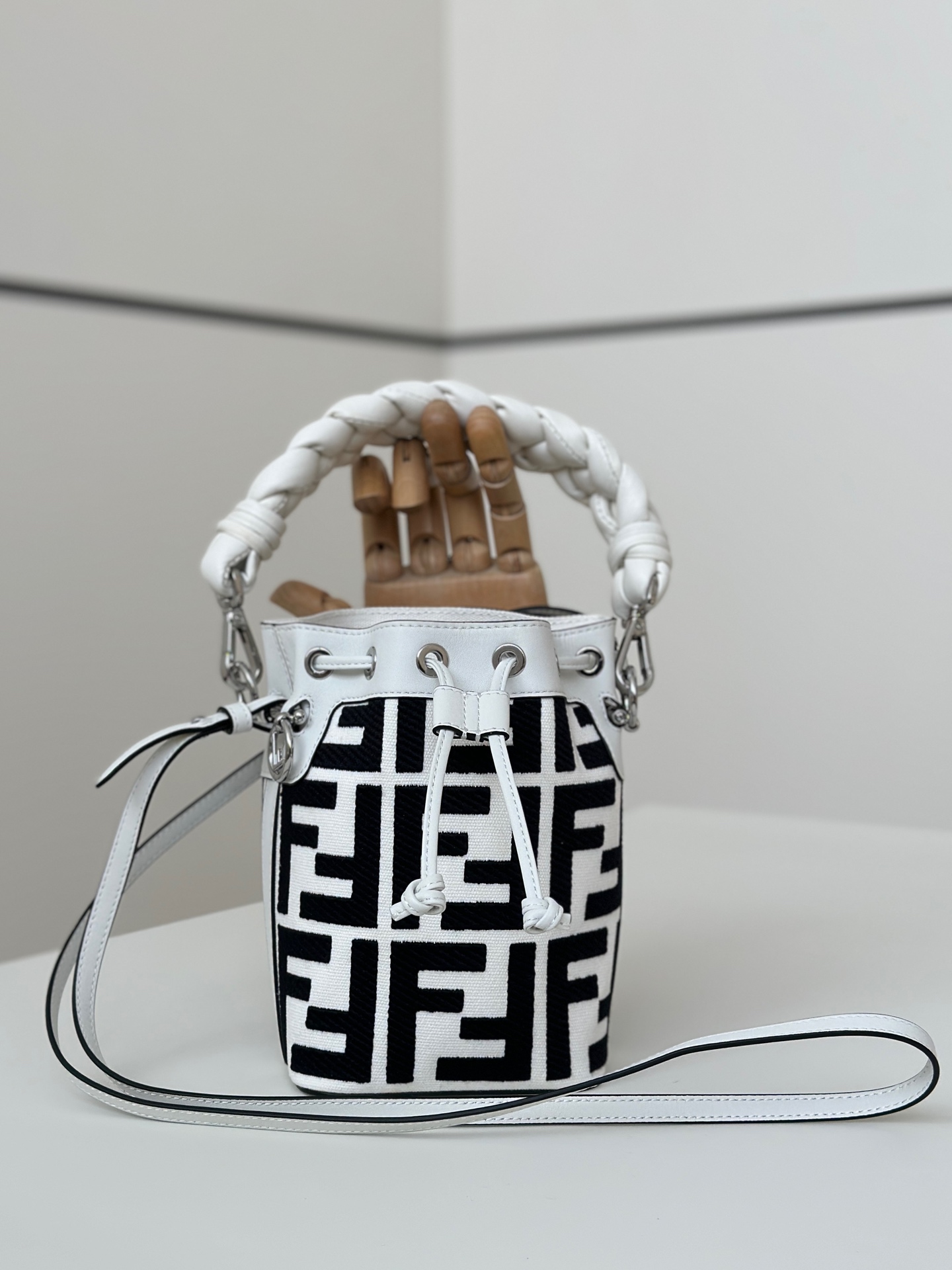 TOP FENDI Mon Tresor Embroidered Washed Denim Bag 18x12x10cm - White