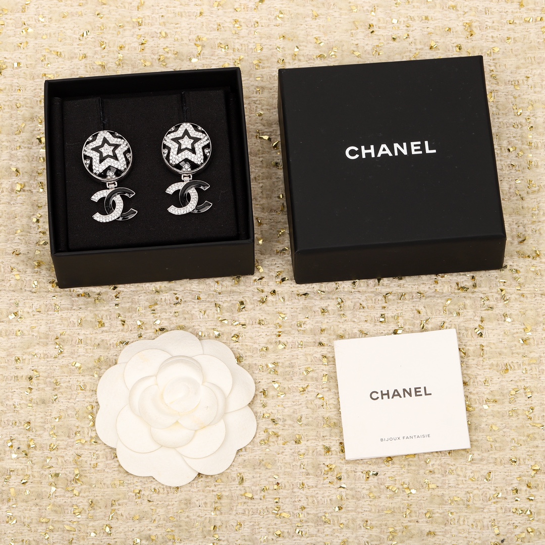 TOP CHANEL Five-pointed Star Double C Earrings