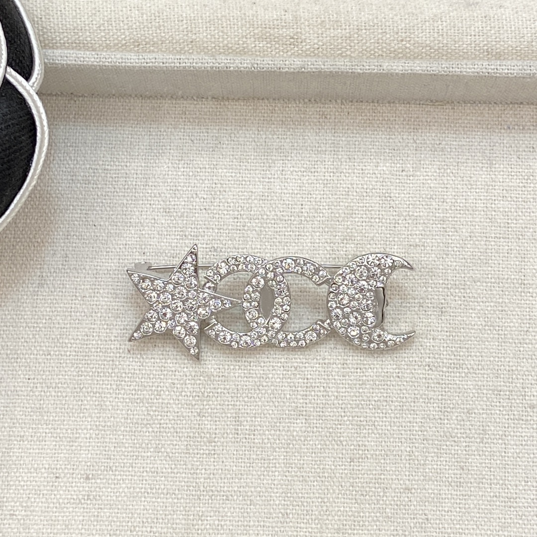 TOP CHANEL Star and Moon Brooch - 2 Colors