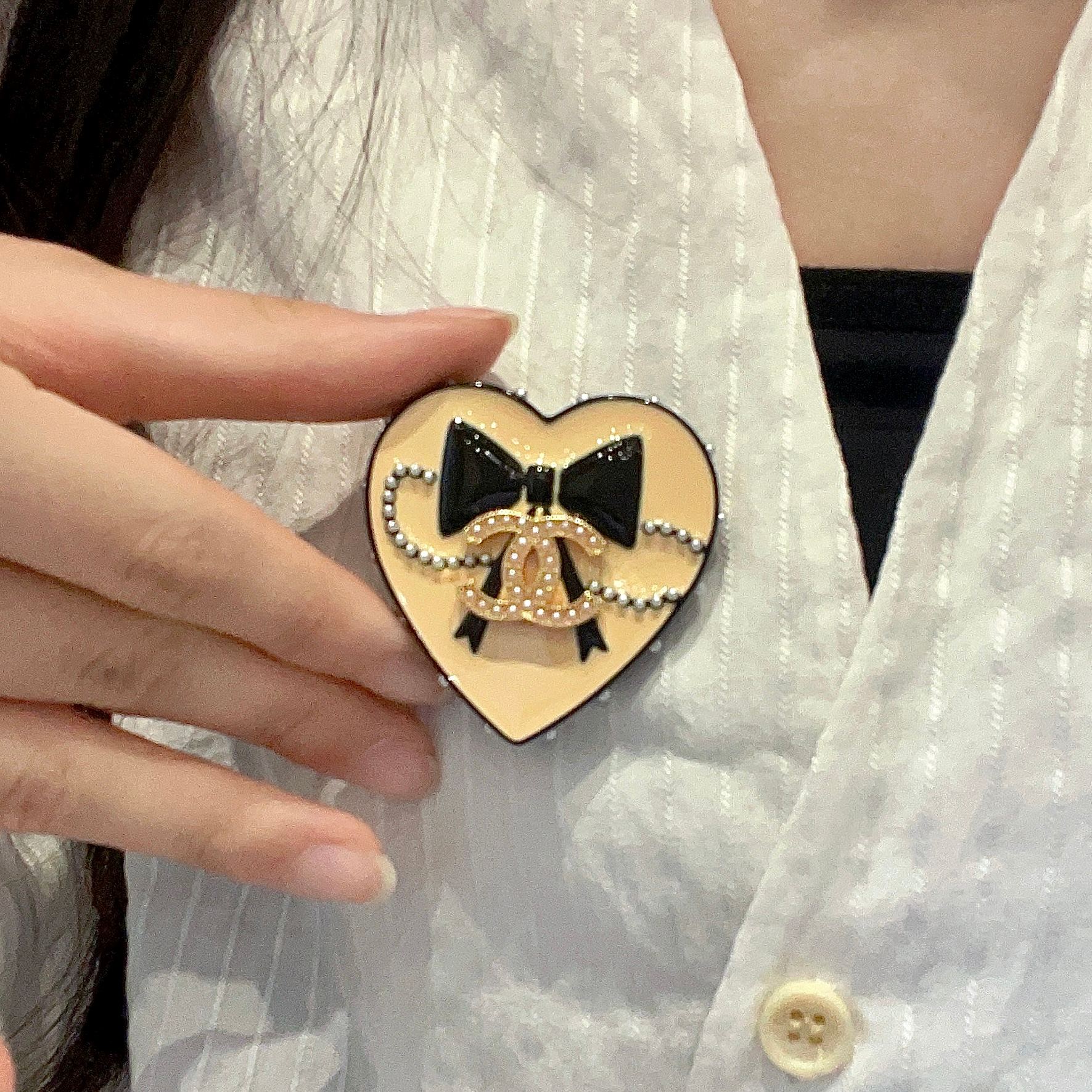 TOP CHANEL CC Brooch