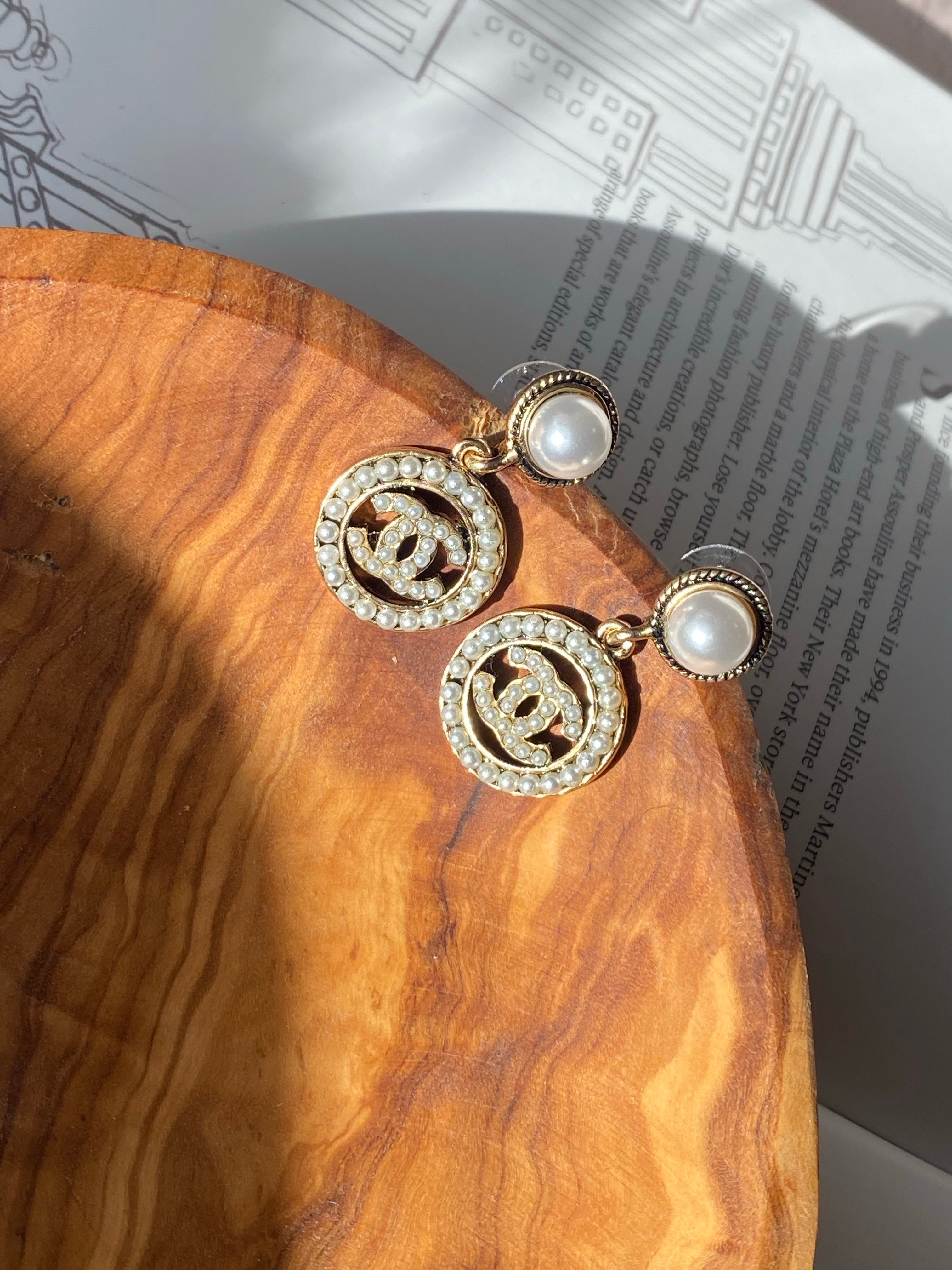 TOP CHANEL Dangle Earrings