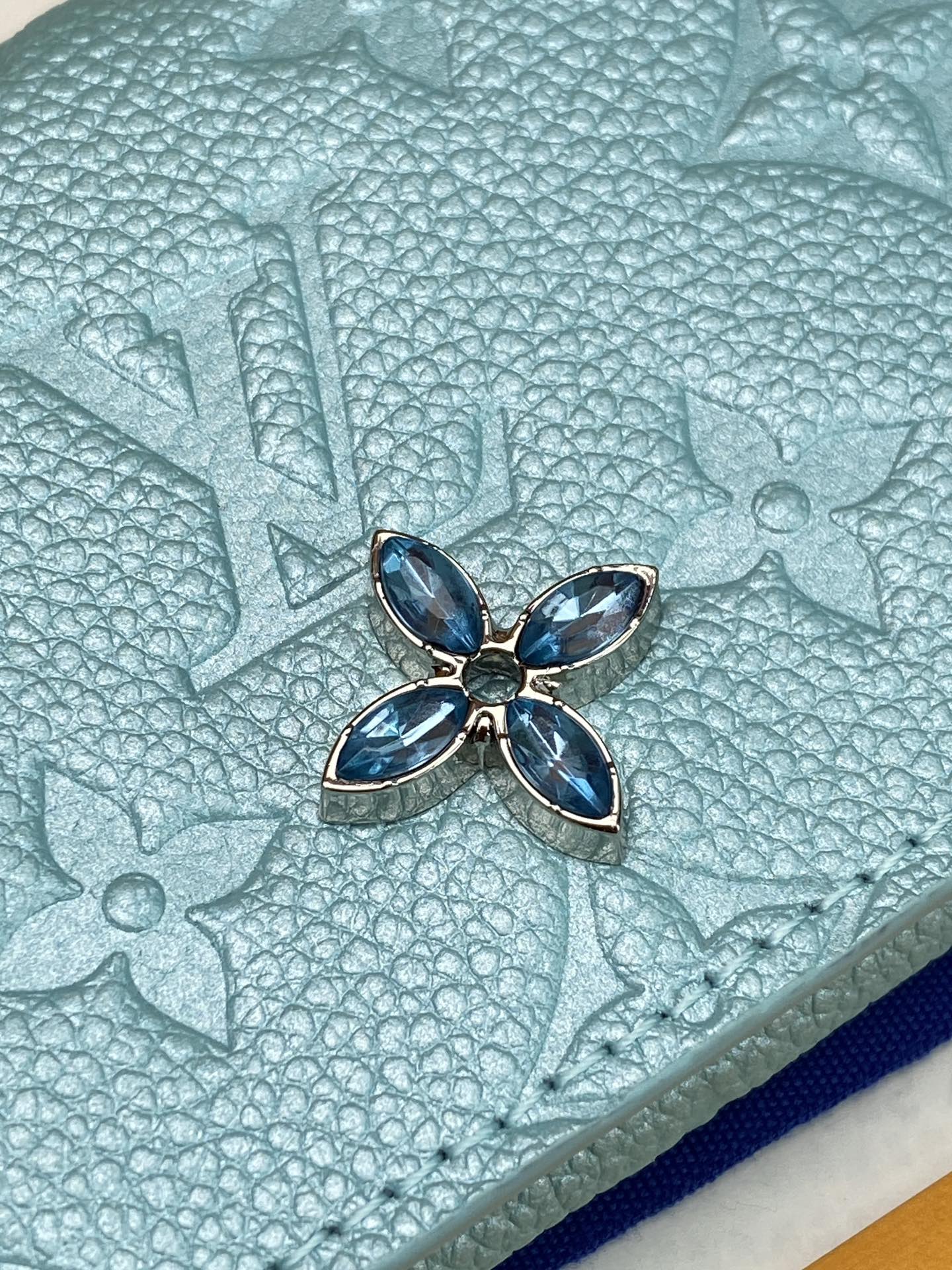 TOP Louis Vuitton LV Ski Card Holder 10.5x8x1cm - Pearlescent Blue