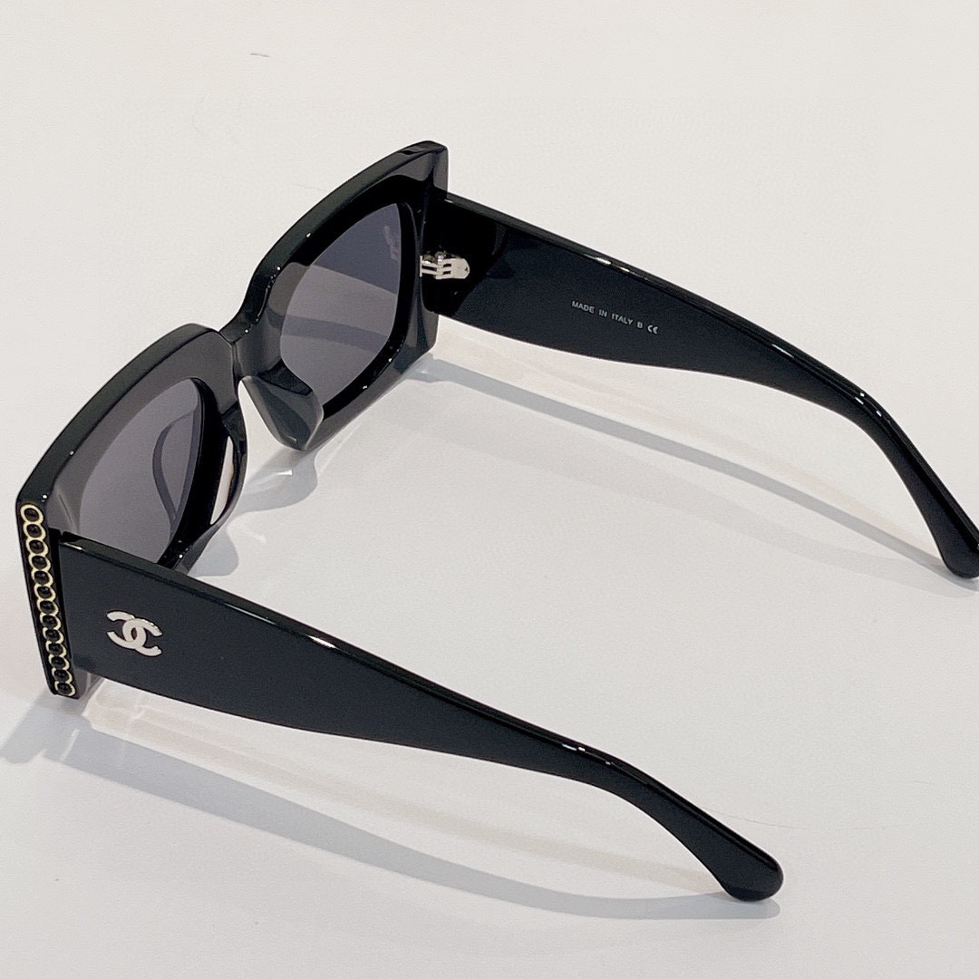 TOP CHANEL Sunglasses - Black
