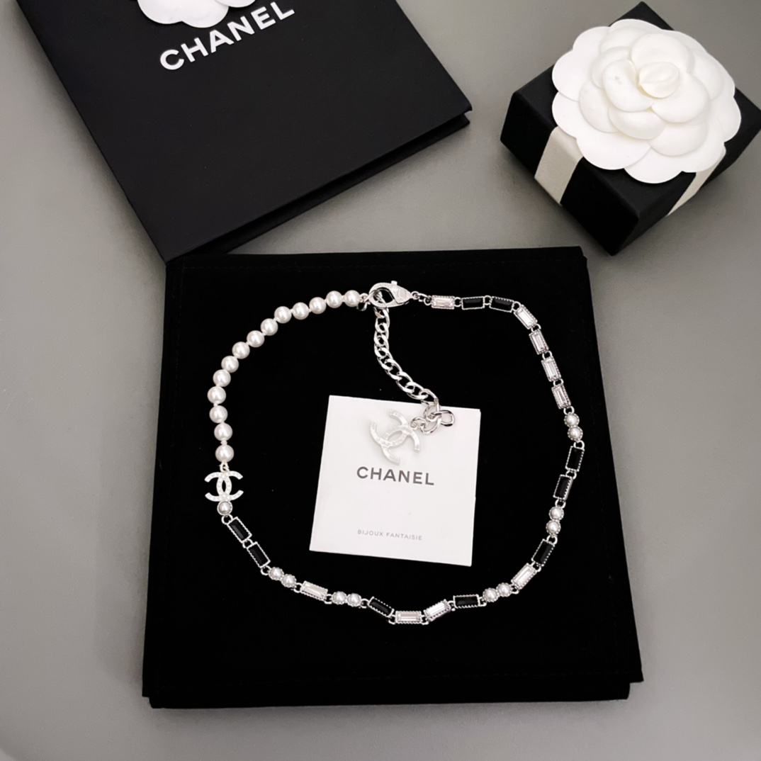 TOP CHANEL Black and White Long Diamond and Pearl Necklace
