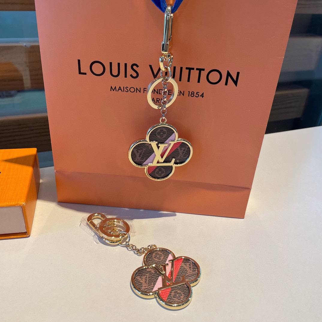 TOP Louis Vuitton LV Four Leaf Grass Shaped Keychain
