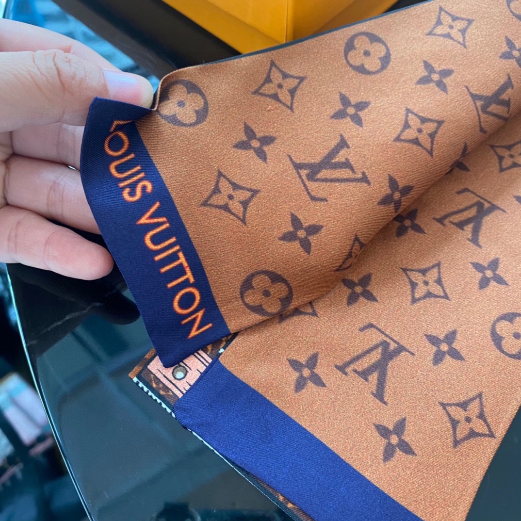 TOP Louis Vuitton LV L*V Tie Scarf