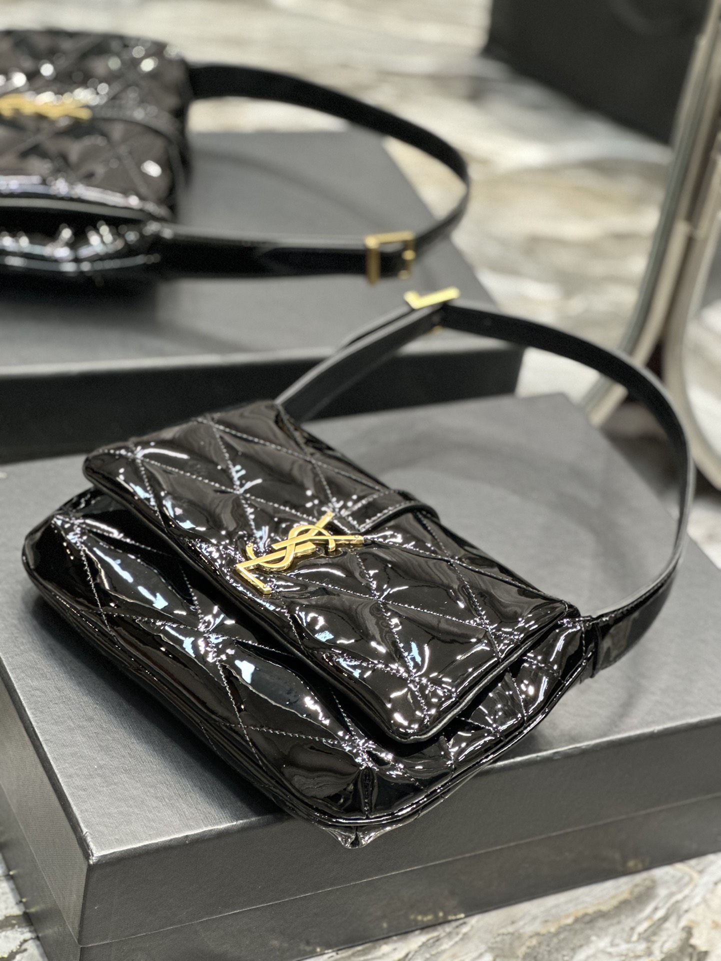 TOP Yves Saint Laurent YSL Le 57 Small Patent Leather Shoulder Bag - Black