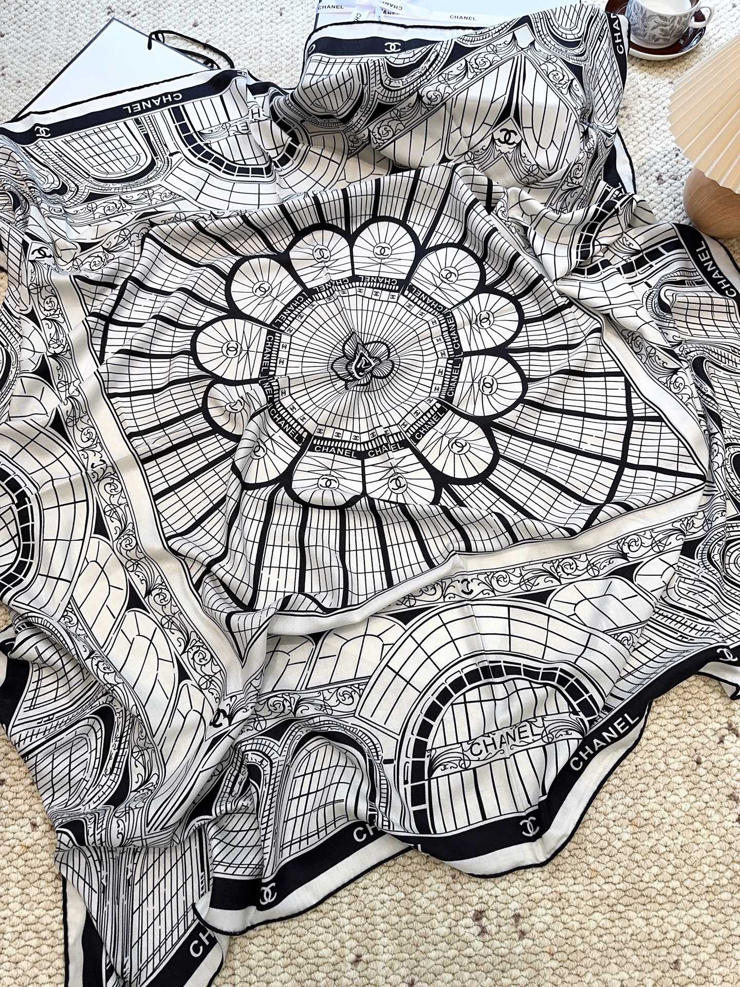 TOP CHANEL CC Scarf 140x140cm - White and Black