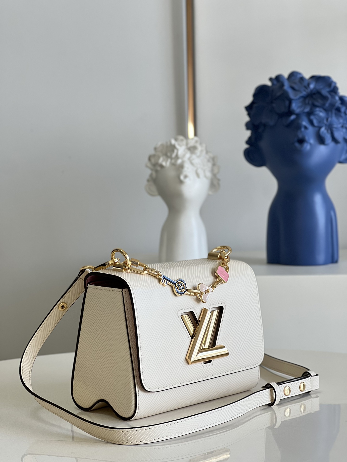 TOP Louis Vuitton LV Mini  Epi Love Chain Twist Bag  19 x 15 x 9 cm-White
