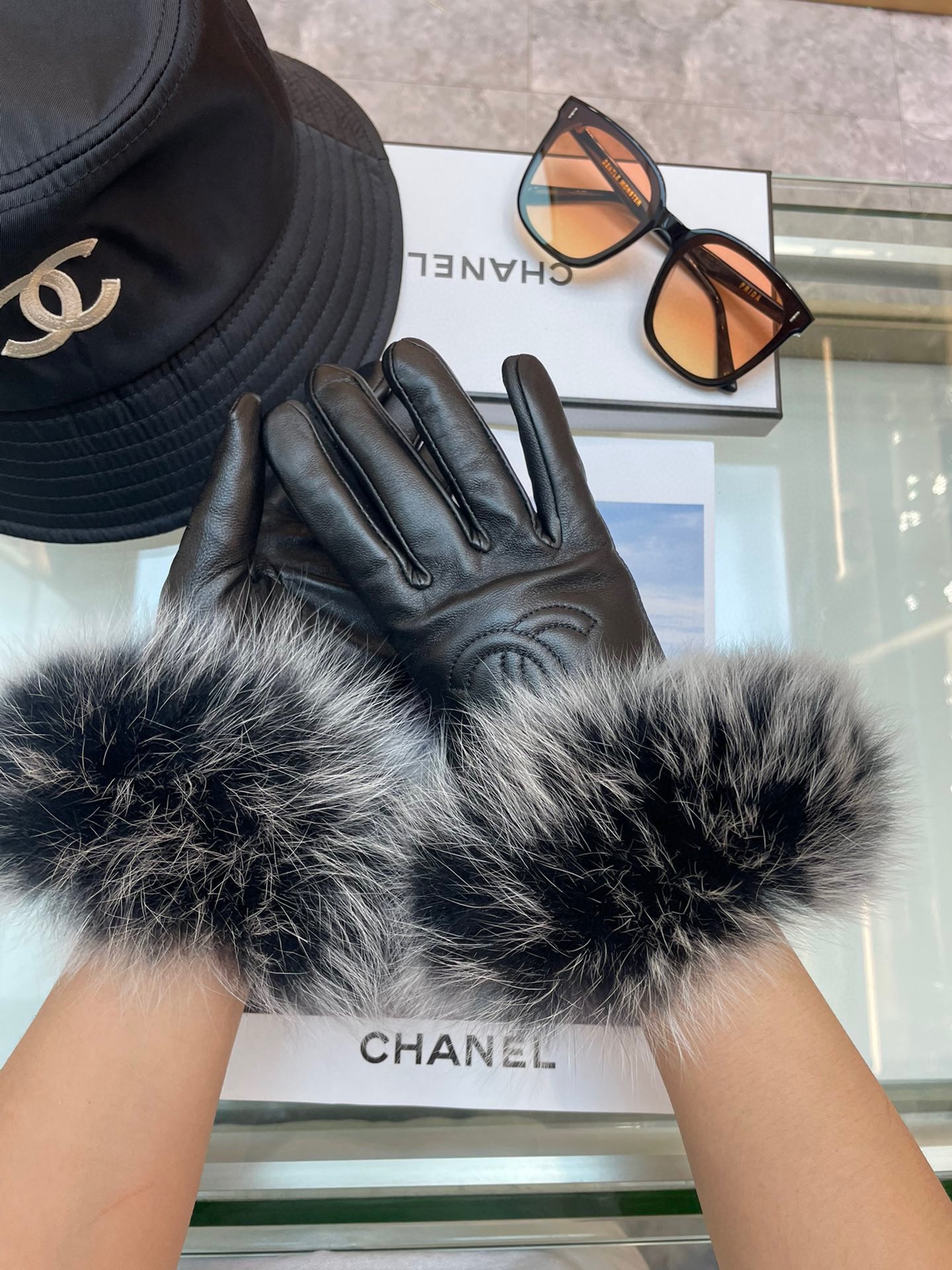 TOP CHANEL  Women's Gloves First Grade Sheepskin Gloves- Black