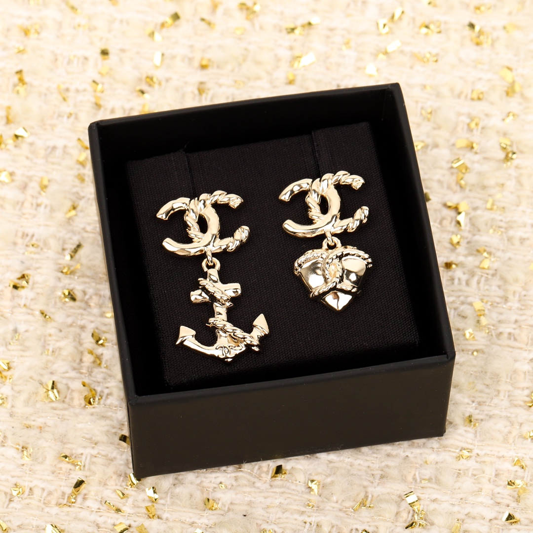 TOP CHANEL CC  Earrings - Gold