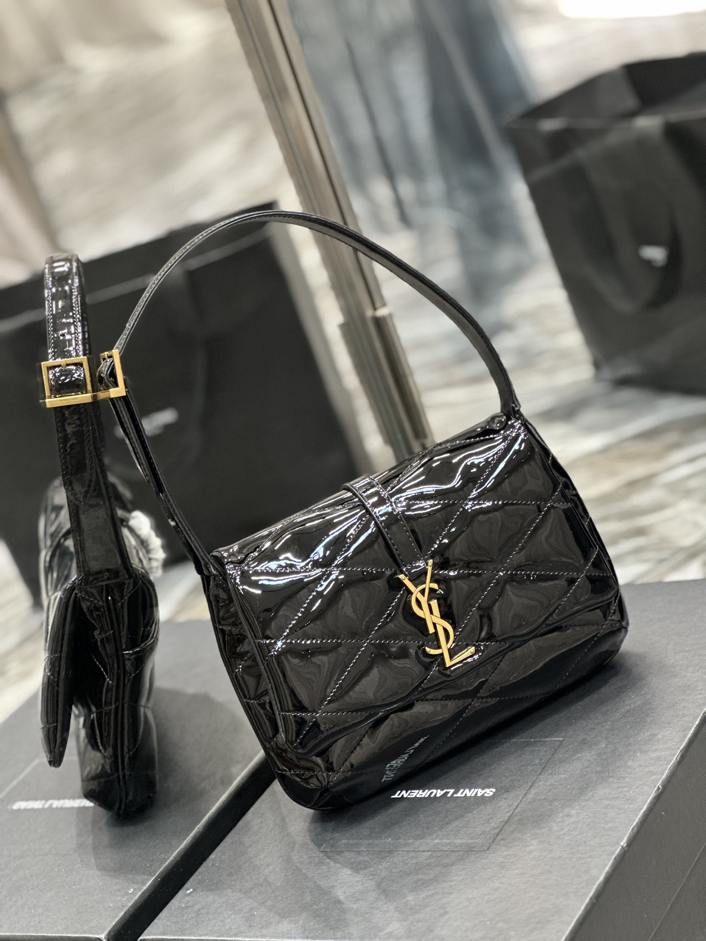 TOP Yves Saint Laurent YSL Le 57 Small Patent Leather Shoulder Bag - Black