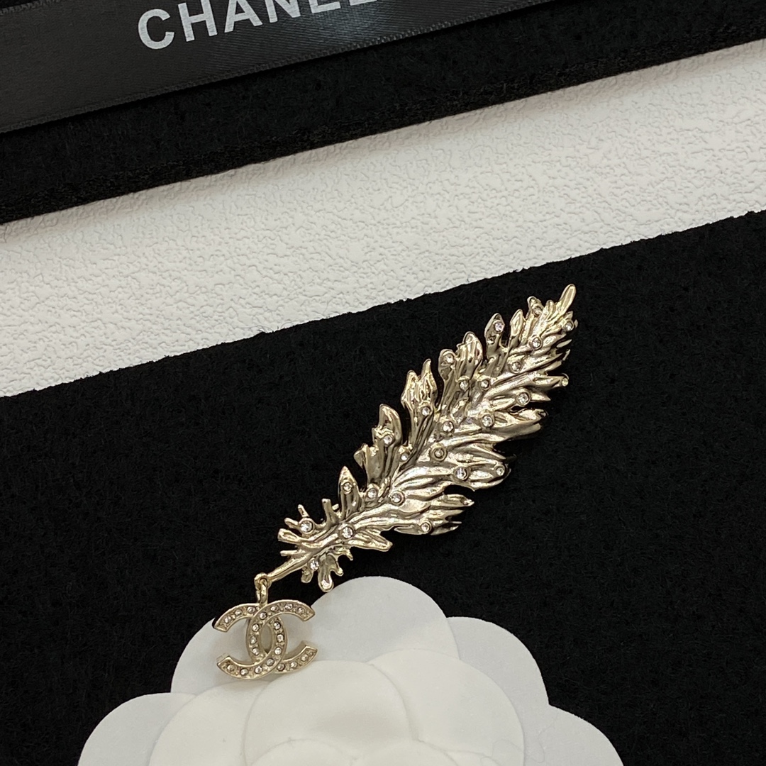 TOP CHANEL Brooch - Gold