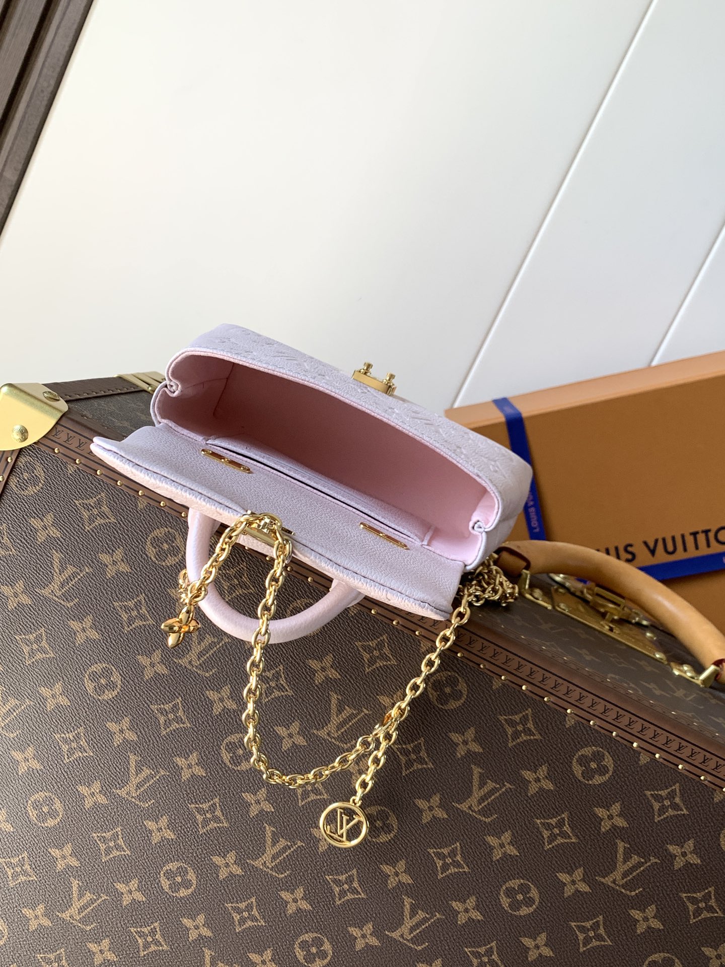 TOP Louis Vuitton LV Nano Madeleine Bag Monogram Empreinte Leather 21× 12.5 × 6cm - Pearl Pink