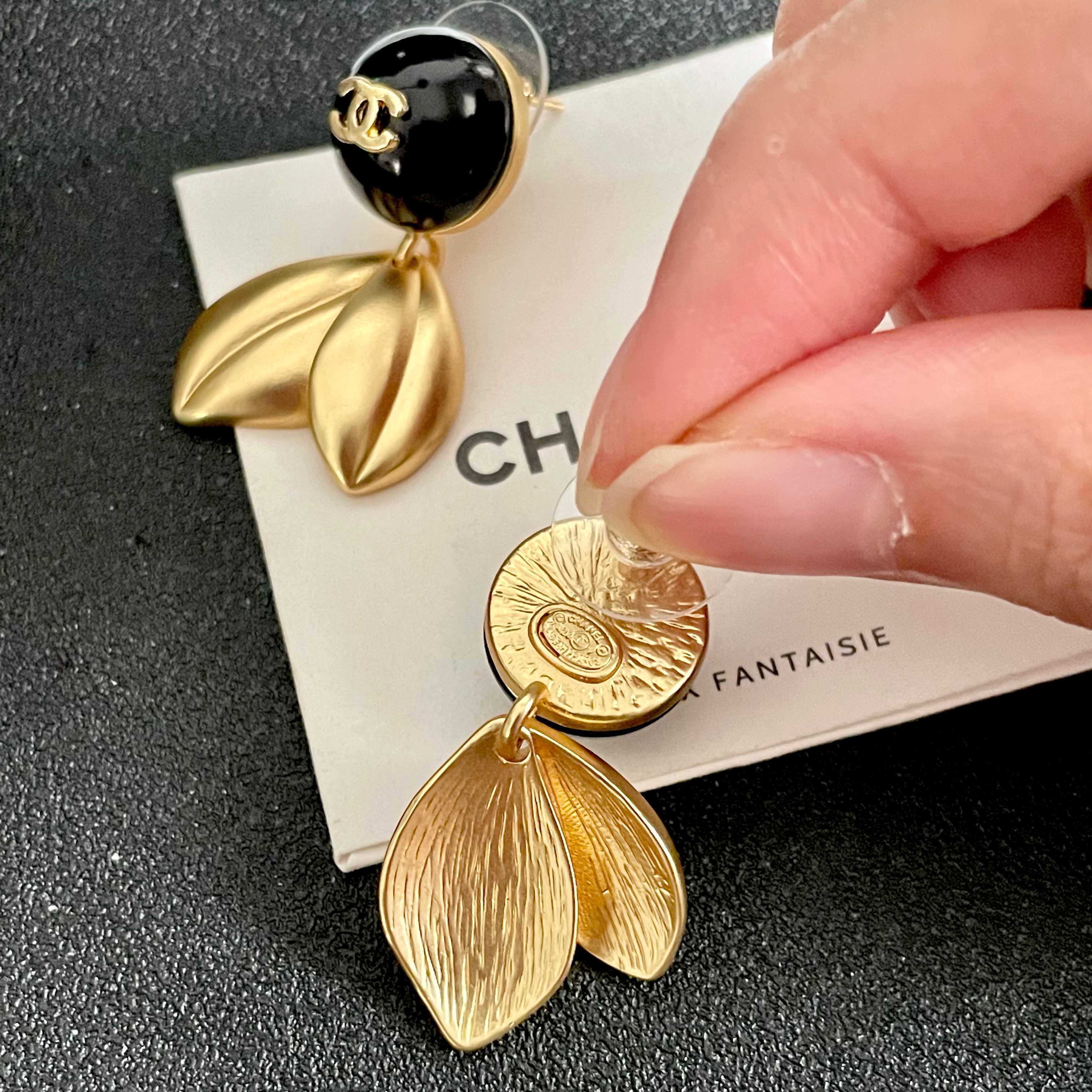 TOP CHANEL CC Earrings - Black