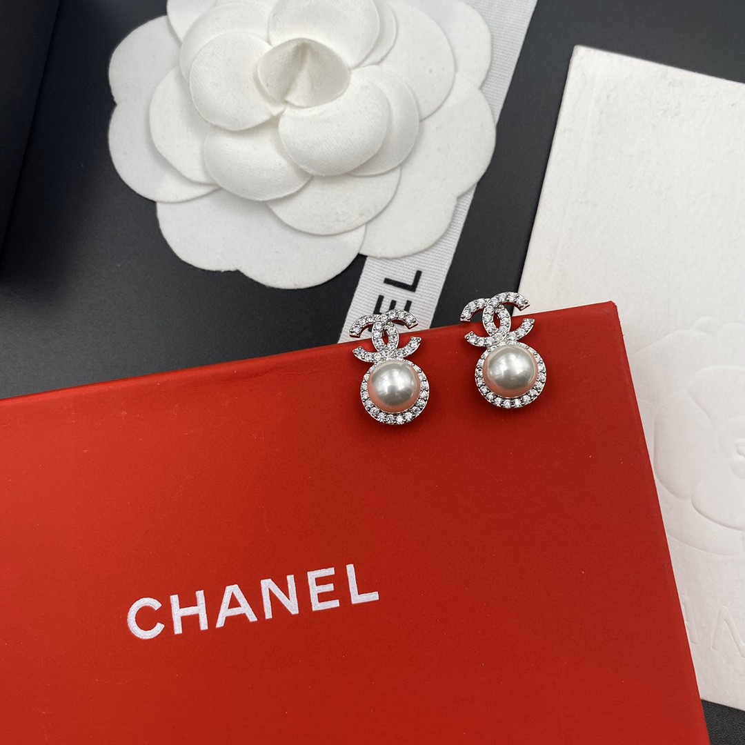 TOP CHANEL Double C Pearl Earrings