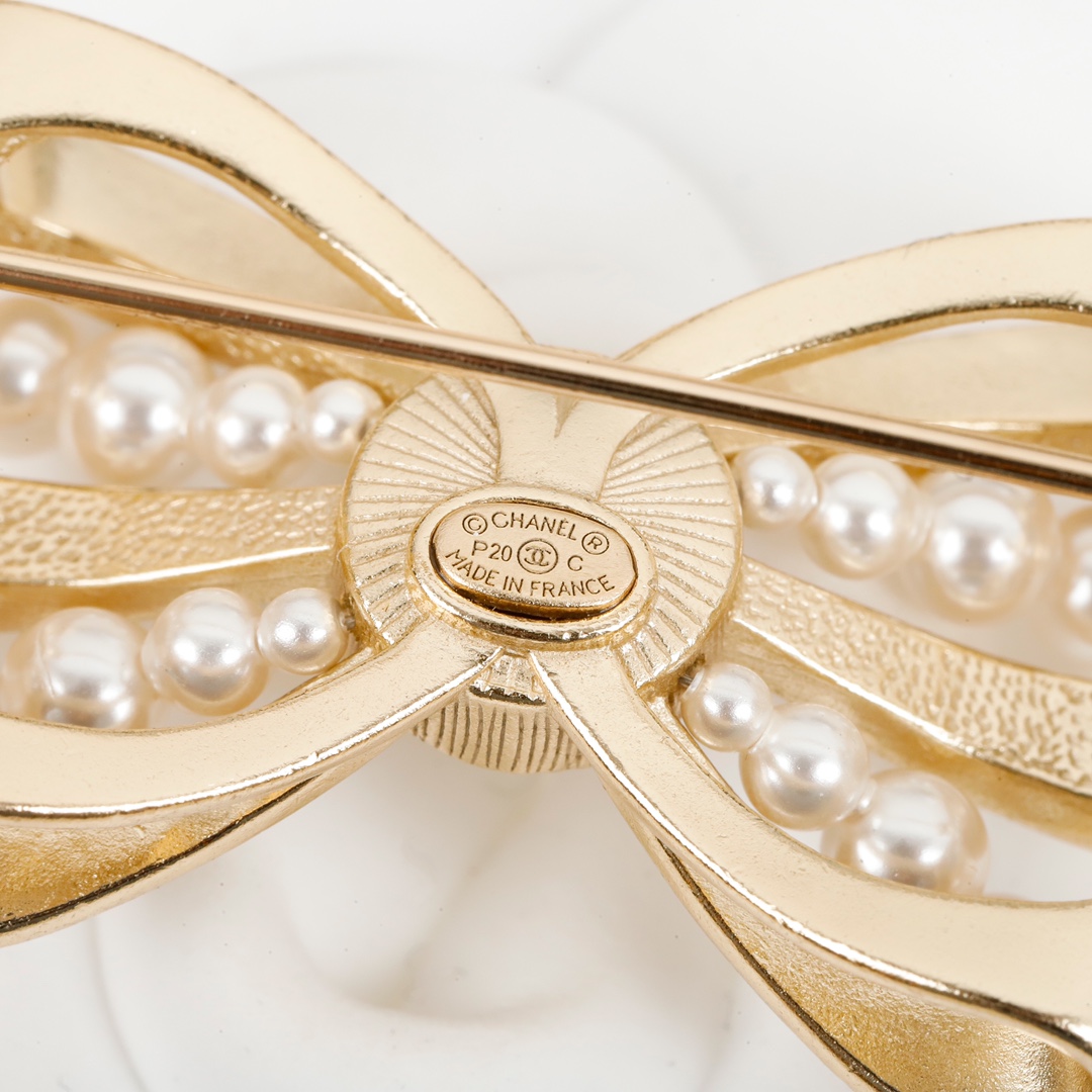 TOP CHANEL Bow Pearl Brooch