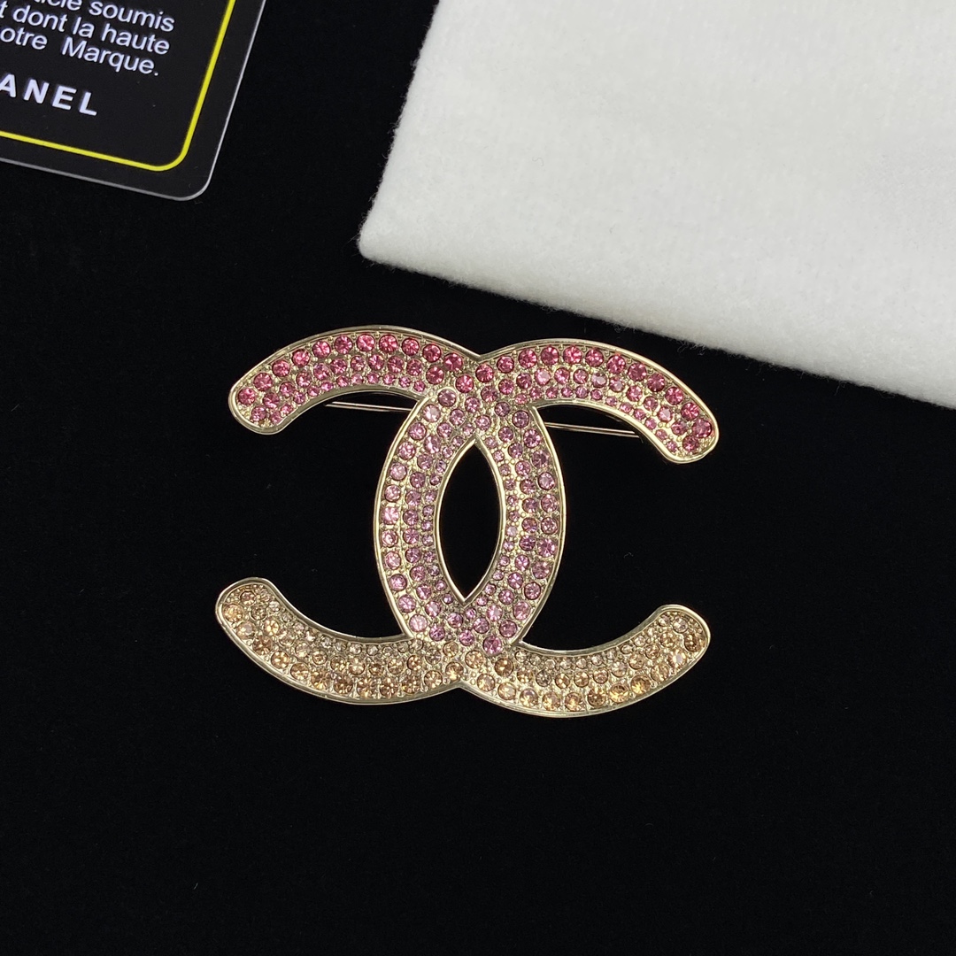 TOP CHANEL Metallic Gradient Pink Diamond Brooch - Gold
