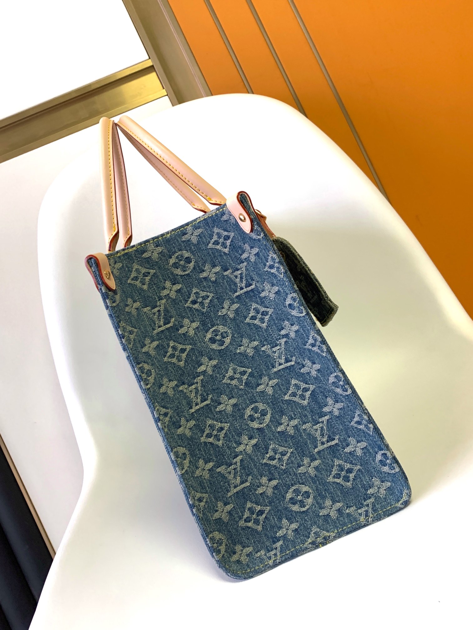 TOP Louis Vuitton LV Monogram Leather On The Go Bag MM 35x27x14cm - Denim